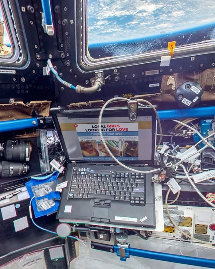 Keď ste vo vesmíre a web stránka vám ukáže slečny vo vašom okolí